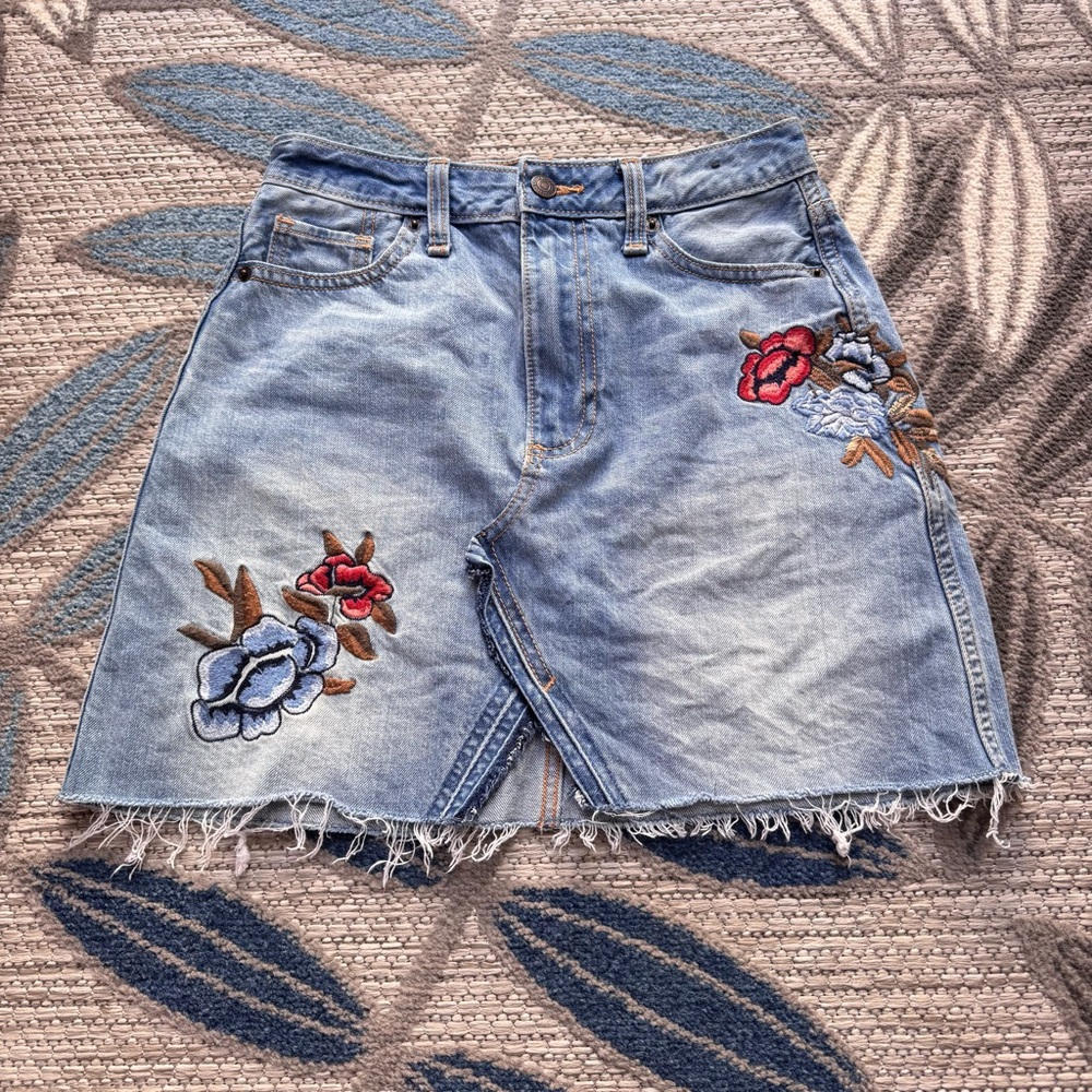 Abercrombie & Fitch Jean Mini Distressed Skirt Embroidered Flowers Size 2‎ W26